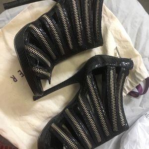 ALDO Snake patent leather vinyl stiletto heal sz 6